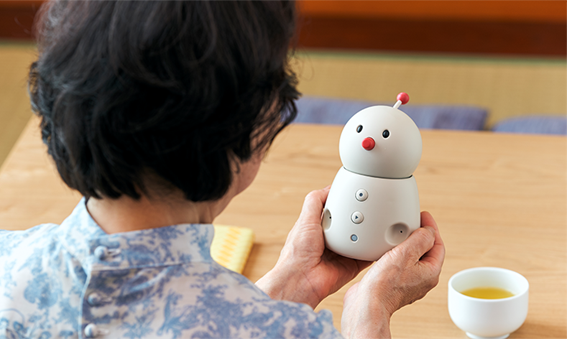 BOCCO emo(ボッコエモ):高齢者の見守りの悩みを解決してくれるロボット
