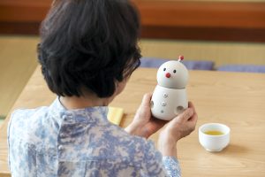 高齢者の孤独感を軽減するペットロボット　6選